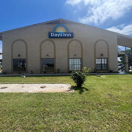 Days Inn & Suites By Wyndham - Canton First Monday Trade Days Exterior foto